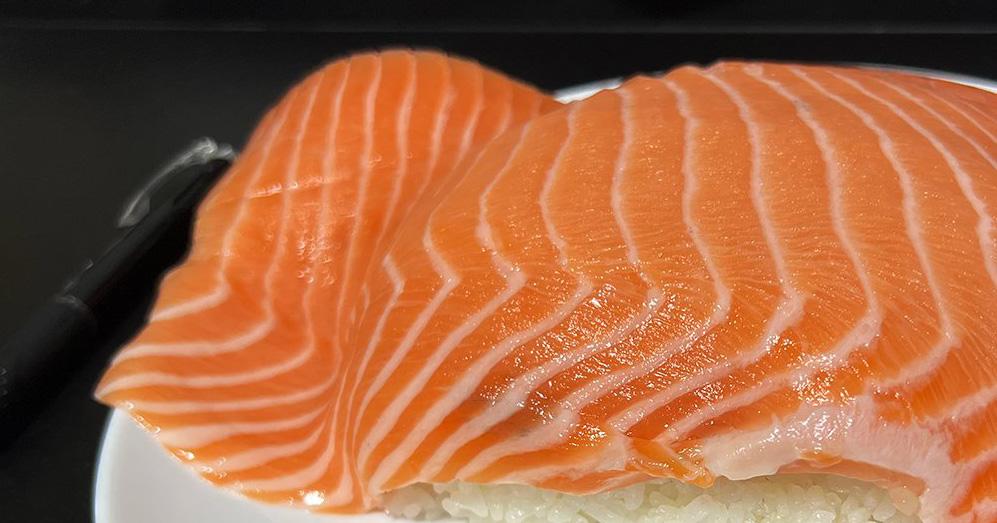 「誕生日なのでデカい寿司を食べました」→本当かと思い、見ると…… 「ロマンすぎる」目を疑う光景に思わず二度見(1/2) | グルメ ねとらぼ