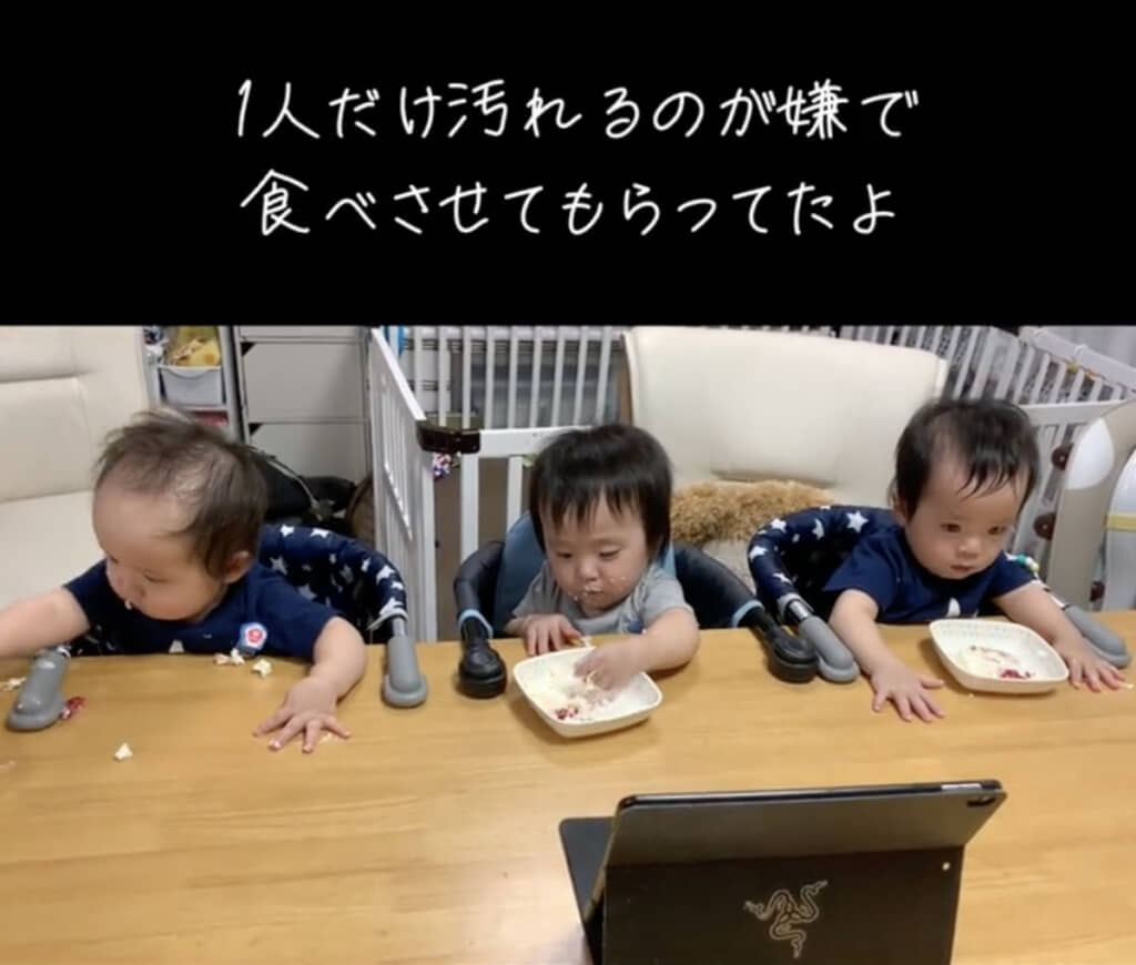 1歳の誕生日。他の2人が手づかみでケーキを食べるなか、右の子だけは汚れるのが嫌でじっとしています