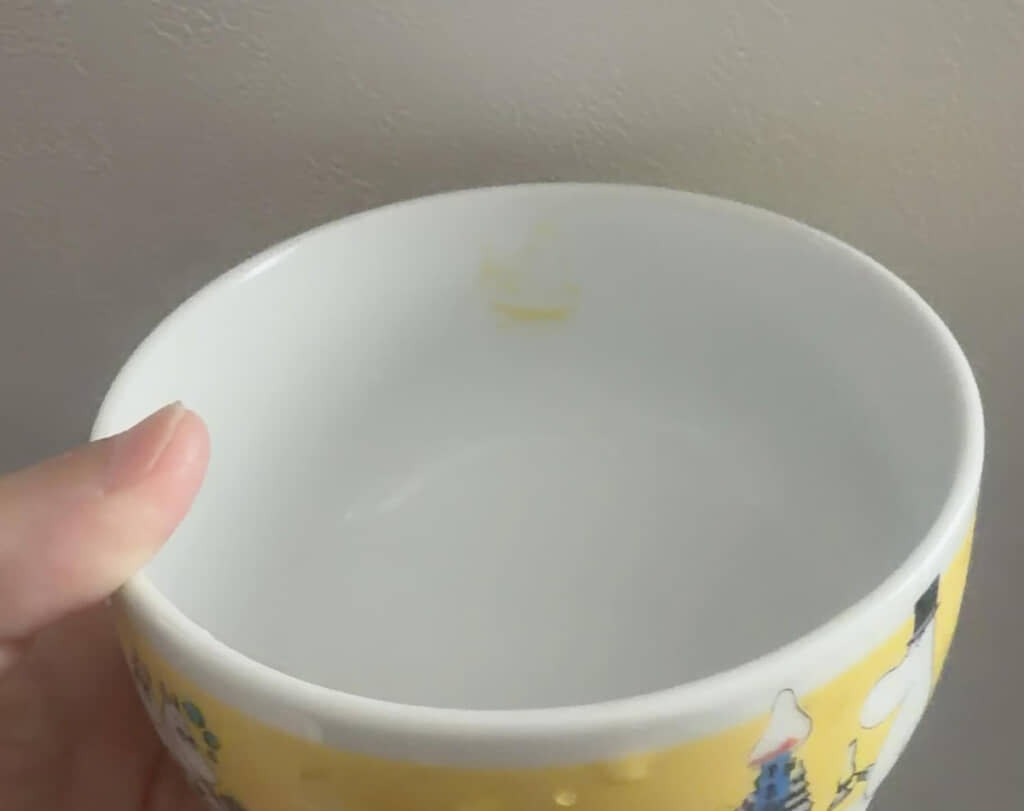 どうしても落ちない黄色の何か。卵でもこびりついている……？