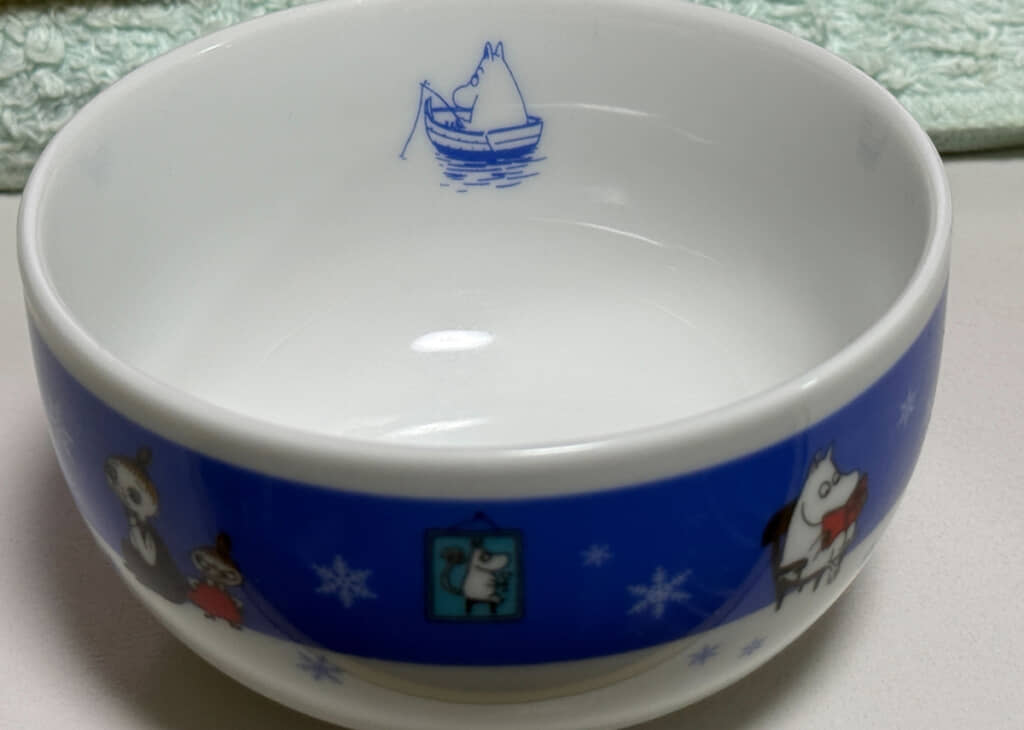 こちらは筆者がたまたま持っていた色違い。青いおかげで舟釣りをするムーミンがくっきり見えます