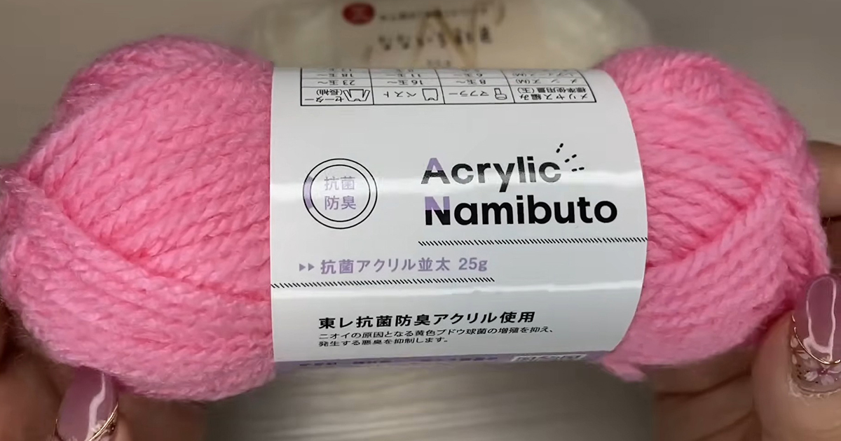 セリアのピンクの並太毛色をかぎ針で編むと…… 完成した“春のミニアイテム”に「メッチャかわいい~」「絶対編んでみます」(1/3) | 編み物 ねとらぼ