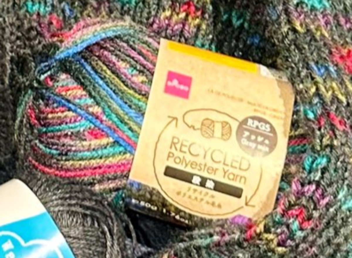 「嵐のラストライブに着て行きたい」→ダイソー毛糸をコツコツ編むと……　「マジですごい」「ペンラの海みたい」と282万表示（1/3） | 編み物 ねとらぼ