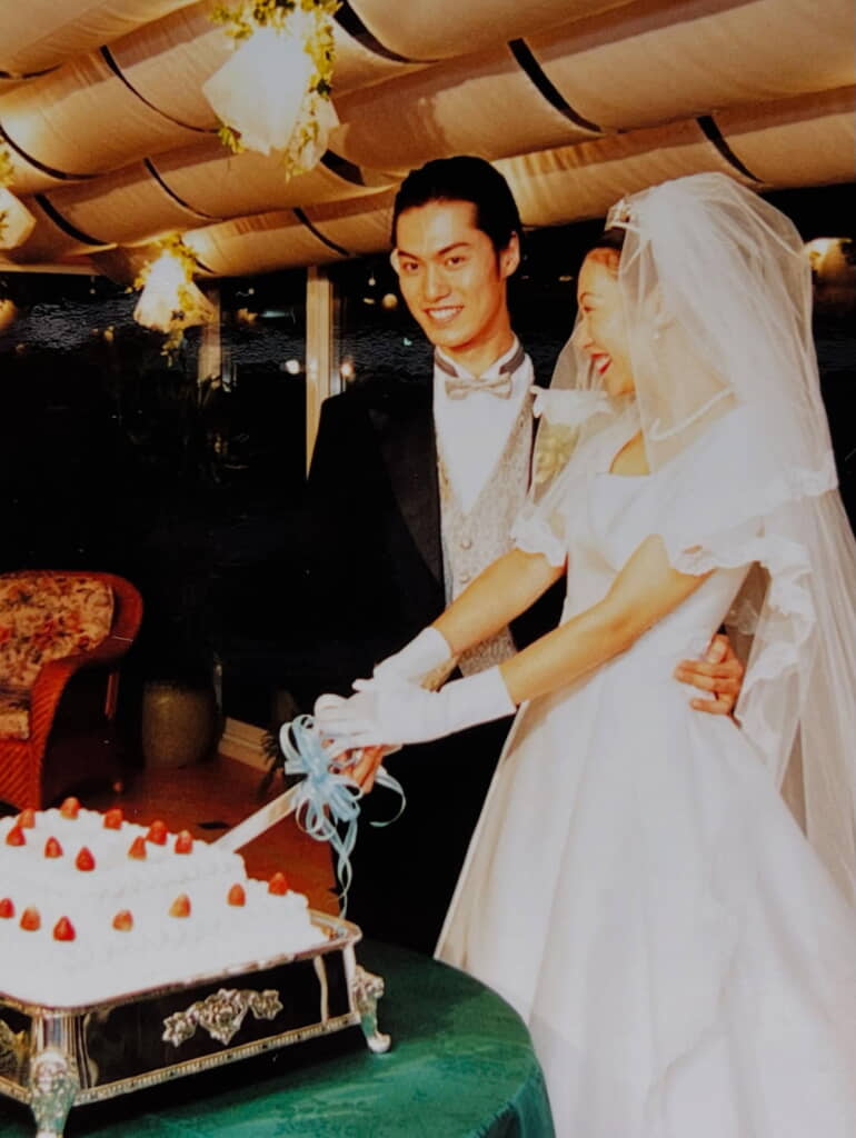 幸せいっぱいの結婚式でのふたり