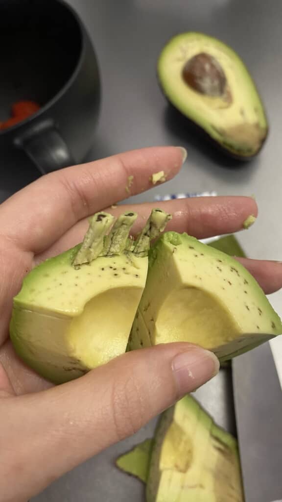 カットされたアボカドの断面から出ている突起物