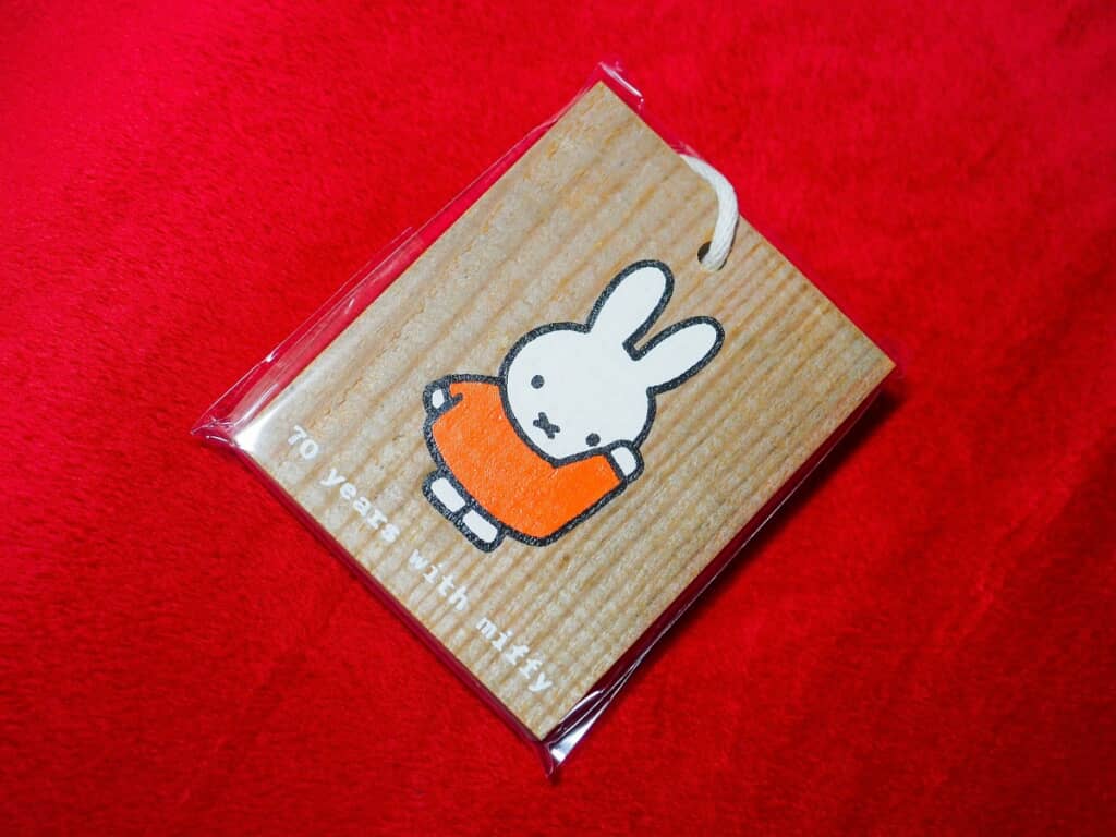 木材にデザインされたミッフィーがかわいいチケット