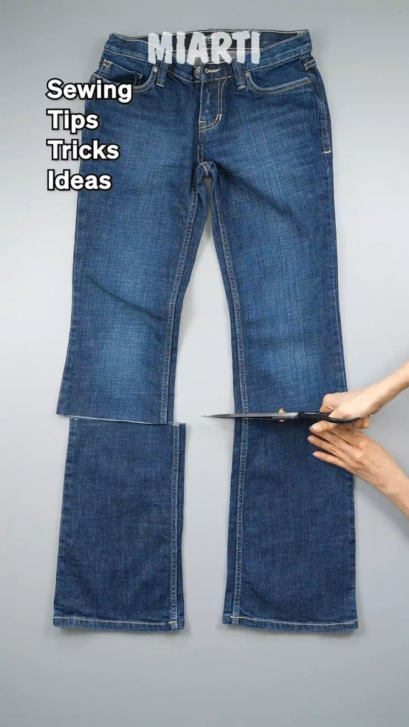 ジーンズをカットして新たなアイテムへ（※画像はYouTubeアカウント「Miarti - Reuse」から）