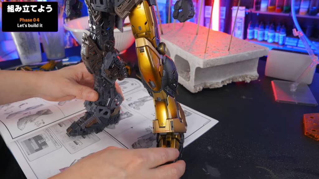 フレームに外装パーツを組み立てていく
