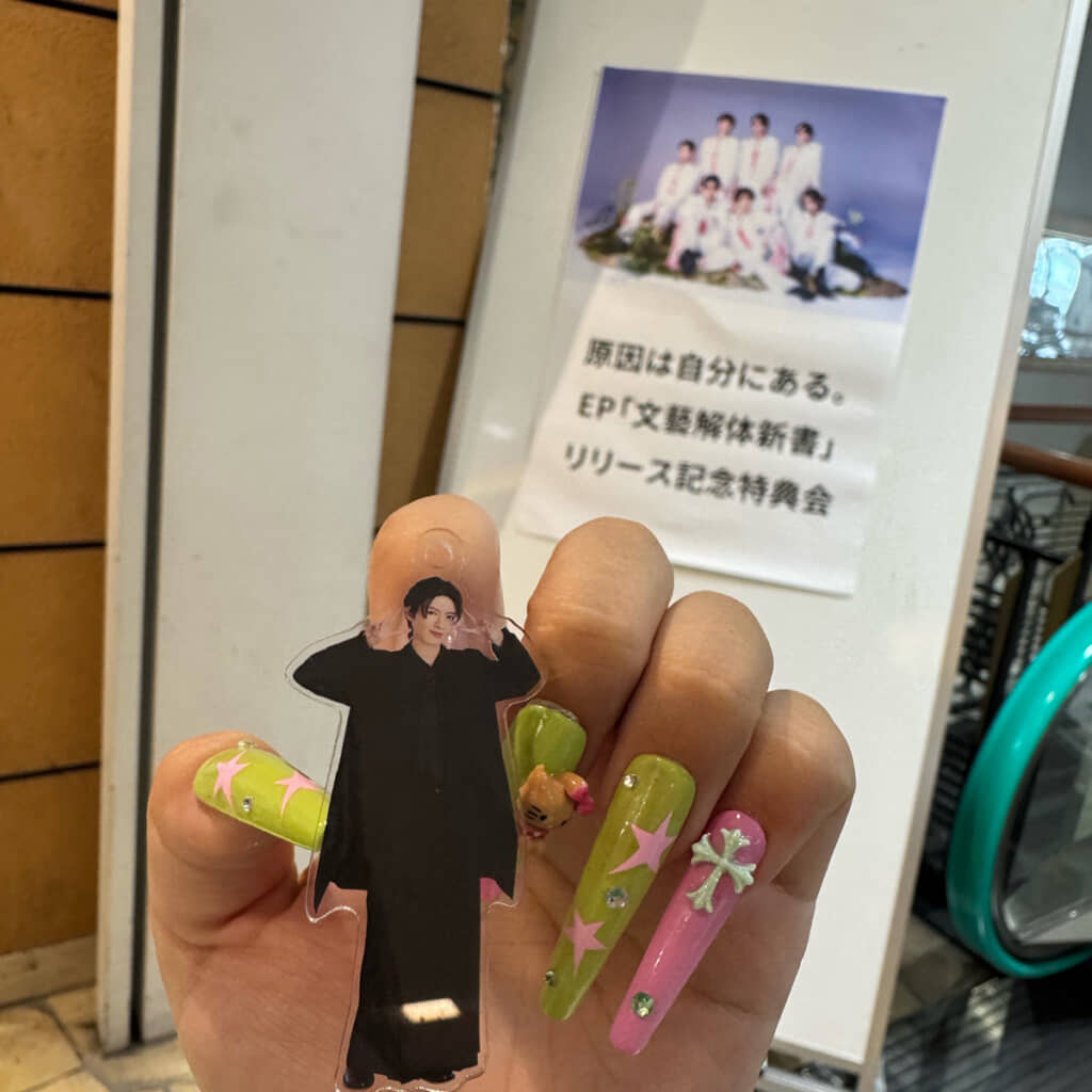 推しのアクキーをネイルに接着!?