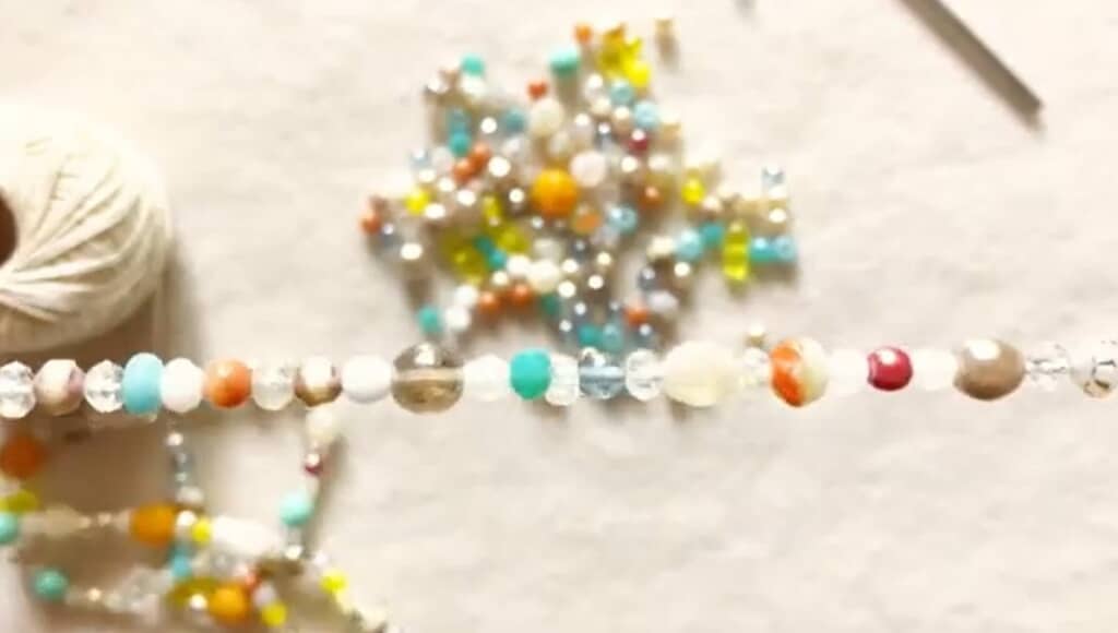 1個置きに白っぽい色を挟んでいます