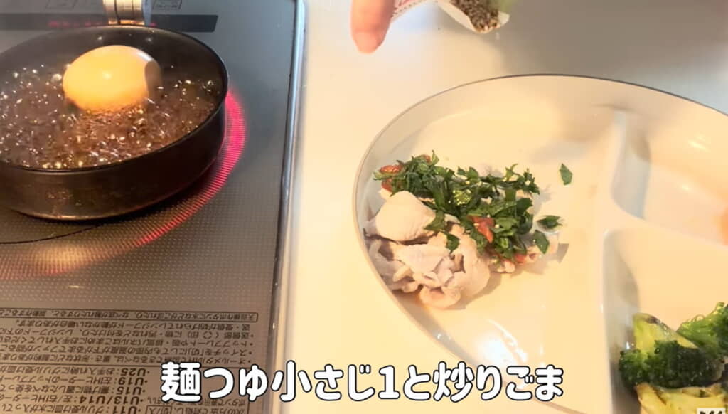 ゆでた豚肉に梅と大葉、めんつゆ、いりごまを