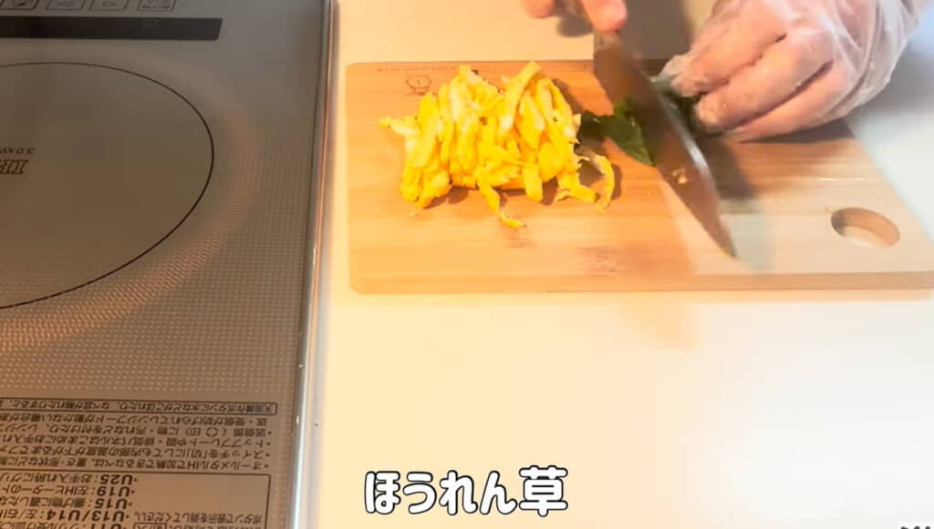 薄焼き卵を切ったらほうれん草もカット