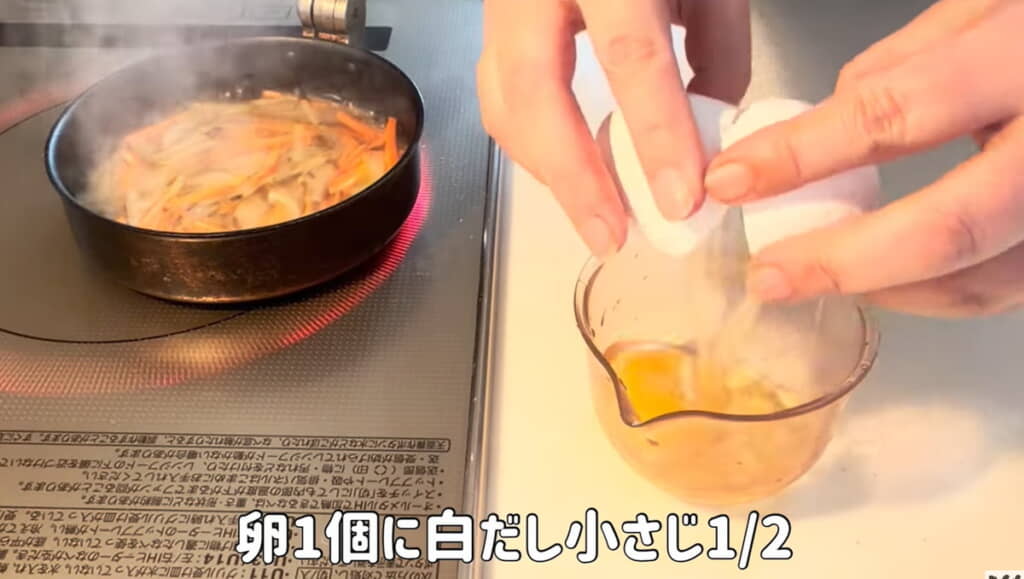 きんぴらを作りながら卵焼きの準備