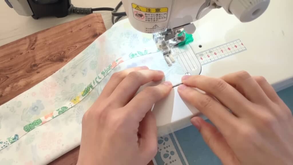 両サイドをミシンで縫う