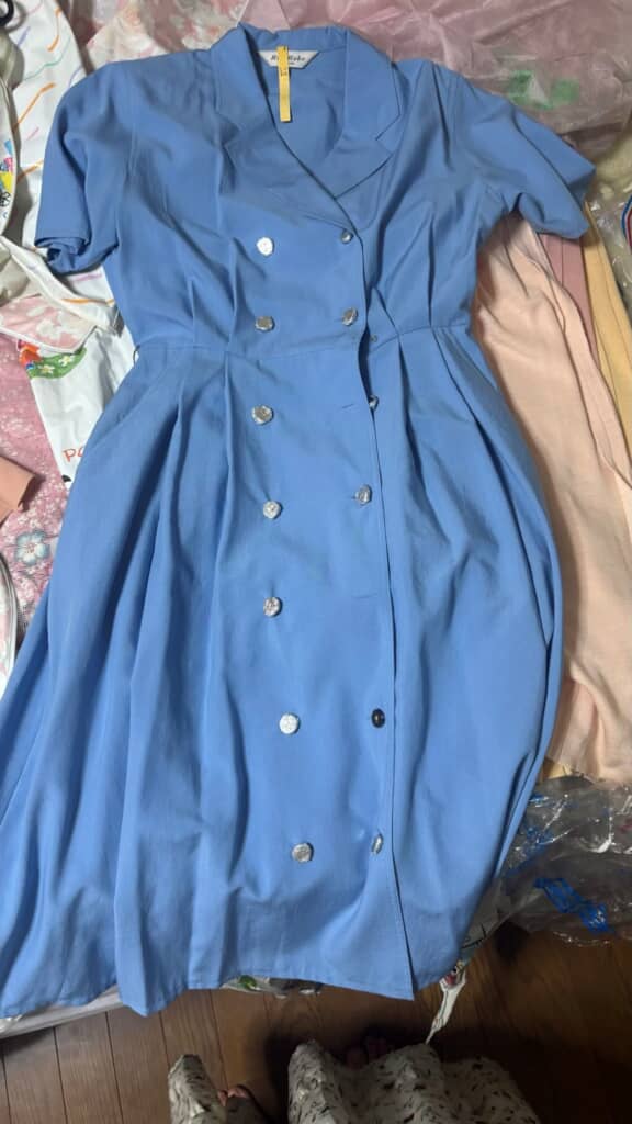 鮮やかな水色のワンピース