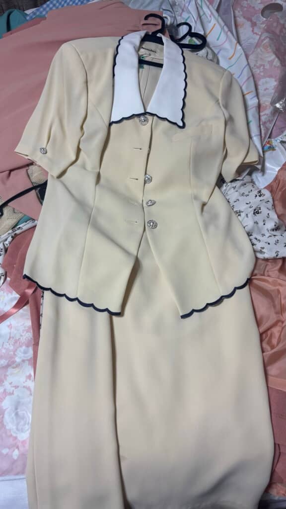 肩パッド入りの半袖ジャケット