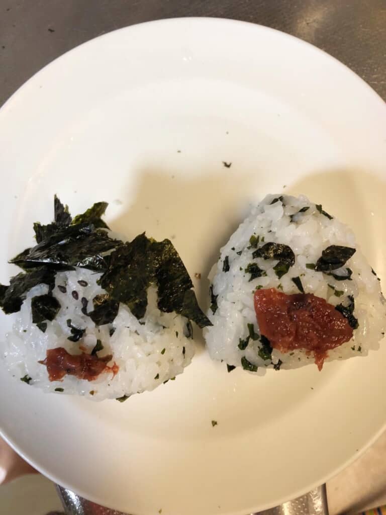 顔のようなものが再現されたおにぎり