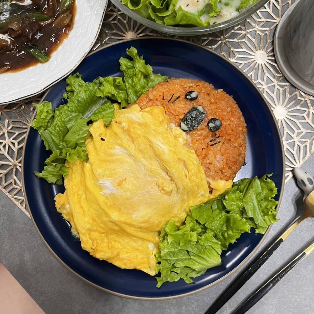 キャラがお昼寝しているオムライス