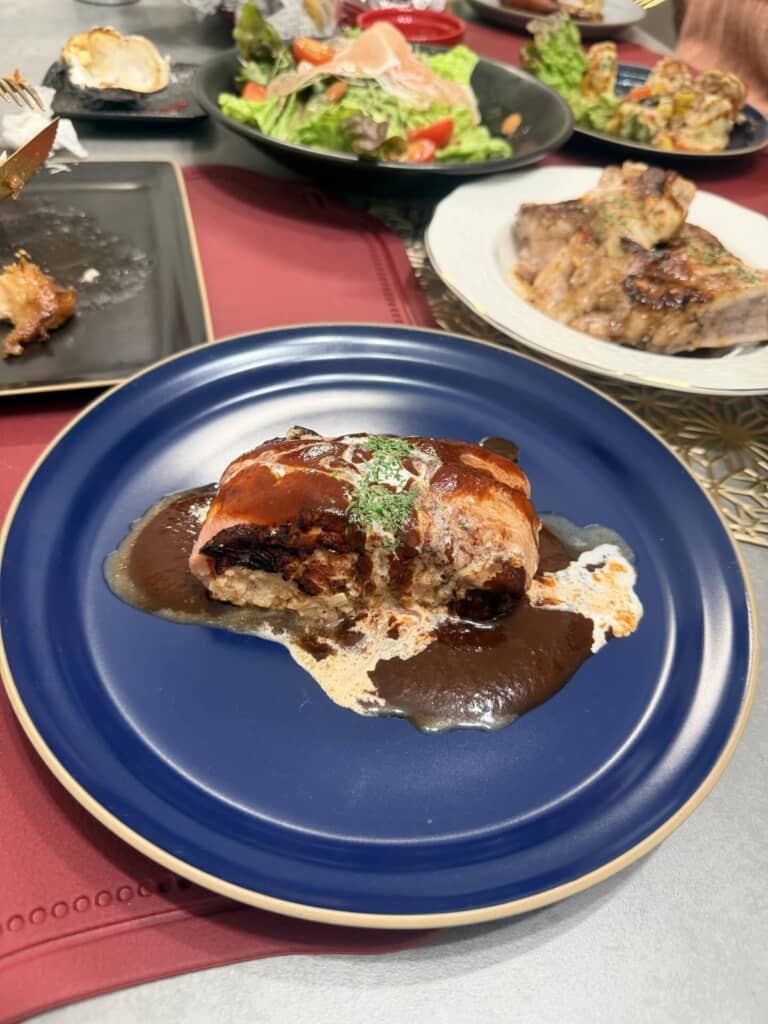 デミグラスソースがかかったメイン料理