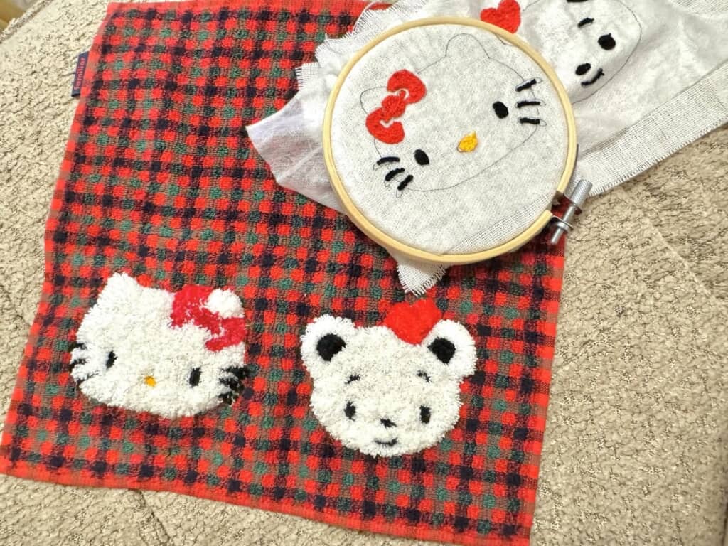 ハンカチにパンチニードルで作った刺しゅうをあしらい……