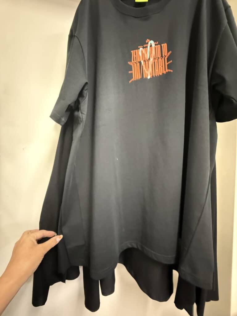 切り取ったTシャツはワンピースにリメイク