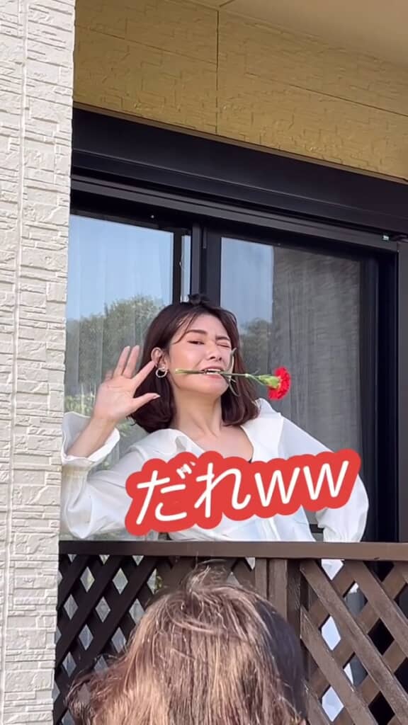 バラをくわえて登場するNaoさん