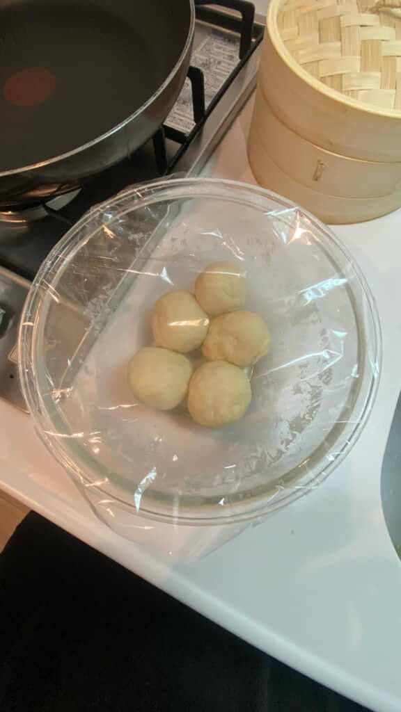 ナンと同じように生地を作って丸めます