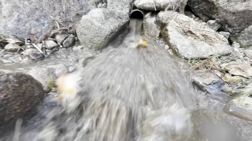 パイプから次々と飛び出してくる
