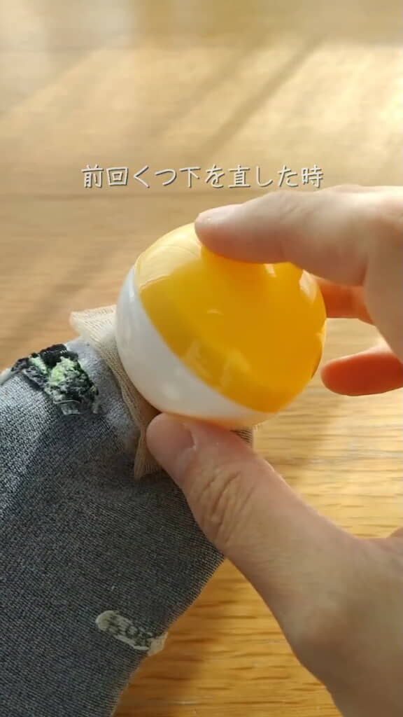 裏返して当て布を置きボールを押し当てる