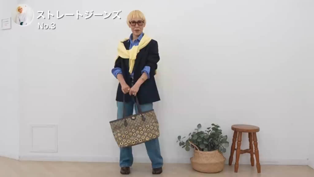 「ストレートジーンズ」（カラーは「65 BLUE」）に、シャツとテーラードジャケット、ニットの肩掛けで、おしゃれで上品な印象の大人コーデが完成