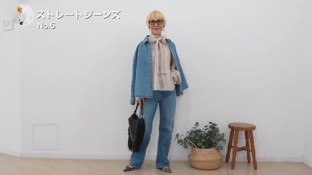 透け感のあるボウタイブラウスとデニムジャケットを合わせて、甘すぎないフェミニンコーデに