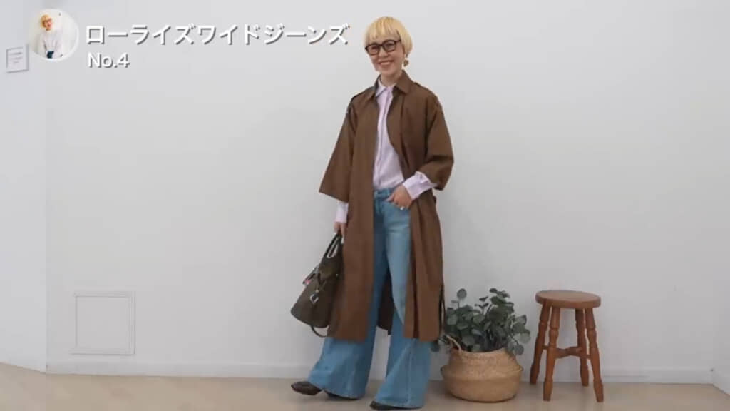 レーヨンブラウスとオーバーサイズのシャツワンピースを合わせたコーデ。大人っぽいきれいめスタイルが魅力的です
