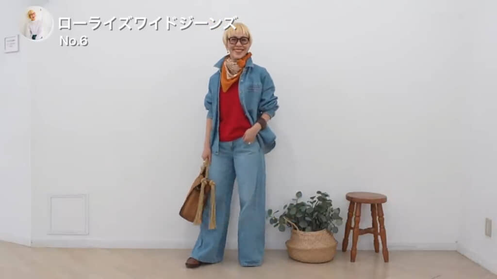 明るめのニットとデニムジャケットを合わせたコーデ。スカーフの巻き方もすてき
