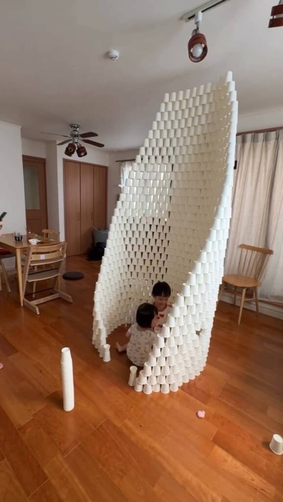 高く積み上がった紙コップ