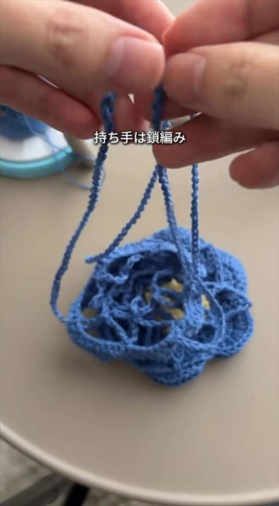 夫が妻のために編んだカップホルダー