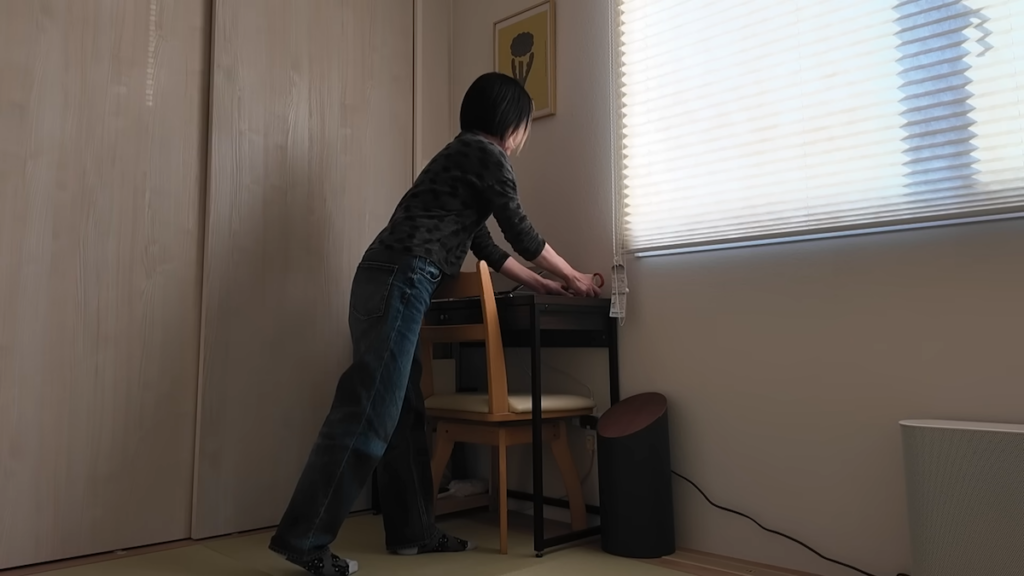 デスク周りには小物やアートで彩りをプラス
