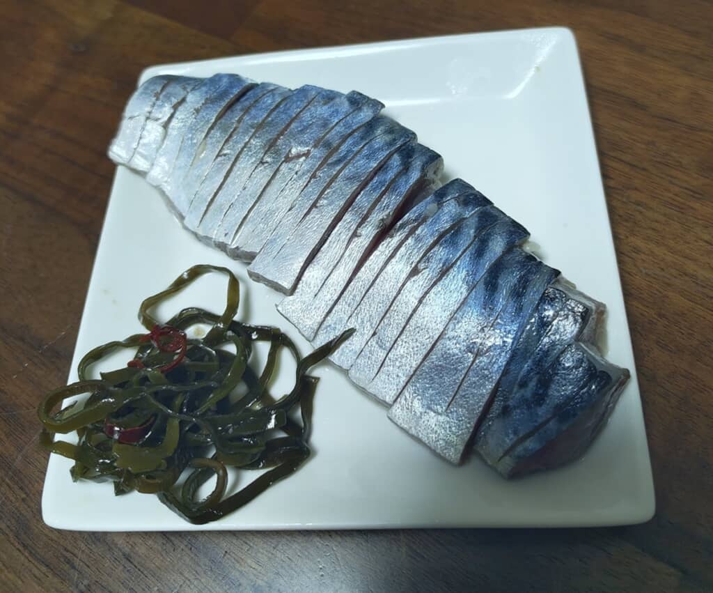ホタルイカが入っていた個体で作ったしめ鯖