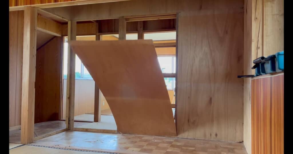 押し入れの合板を剥がす作業