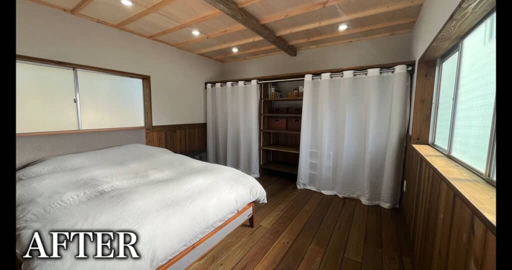 複数の照明が光っている板張りの部屋