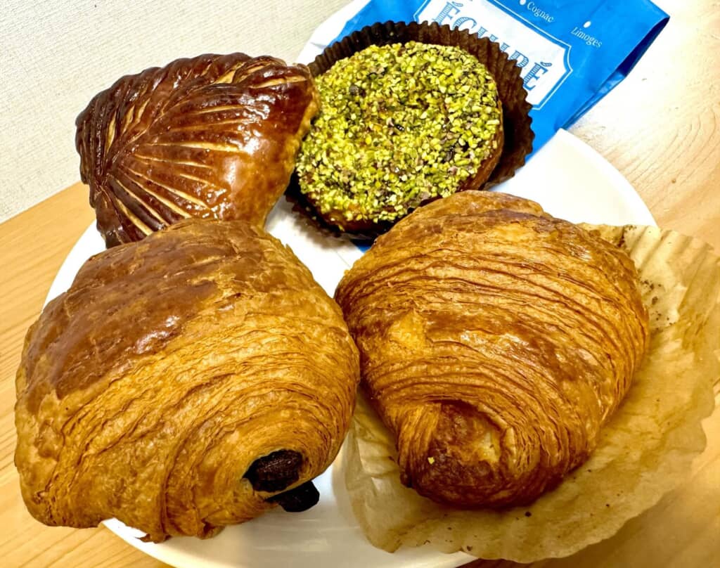 バターたっぷりのパンも