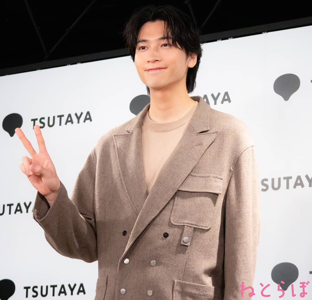 リクエストに応えてピースする庄司浩平