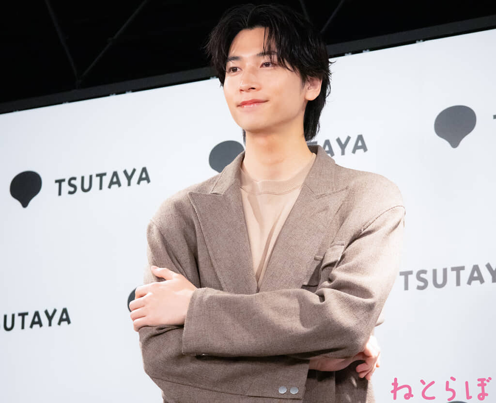 経営者ポーズの庄司浩平（編集部撮影）