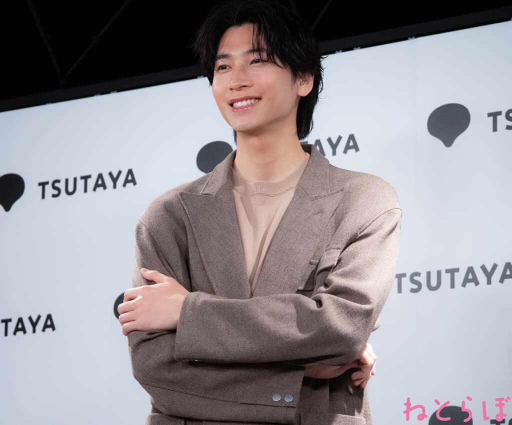 経営者ポーズの庄司浩平