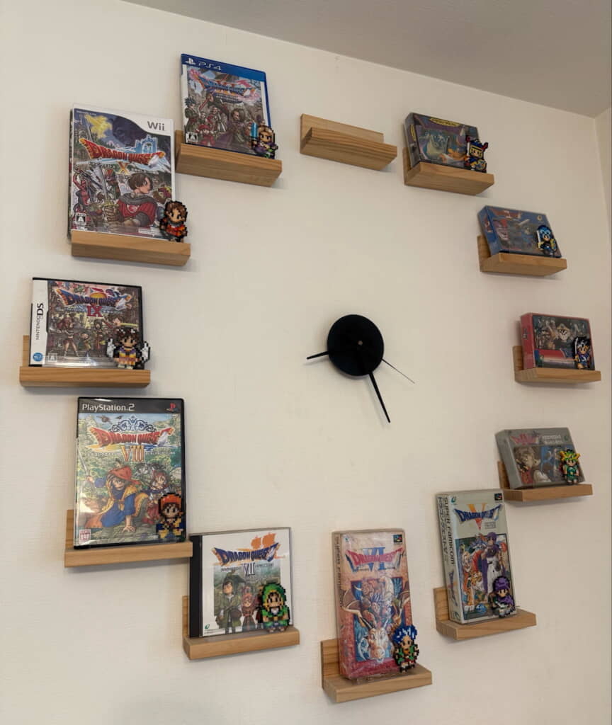 長男が主導して作った“ドラクエ時計”。棚のドット絵風ビーズ作品にも注目
