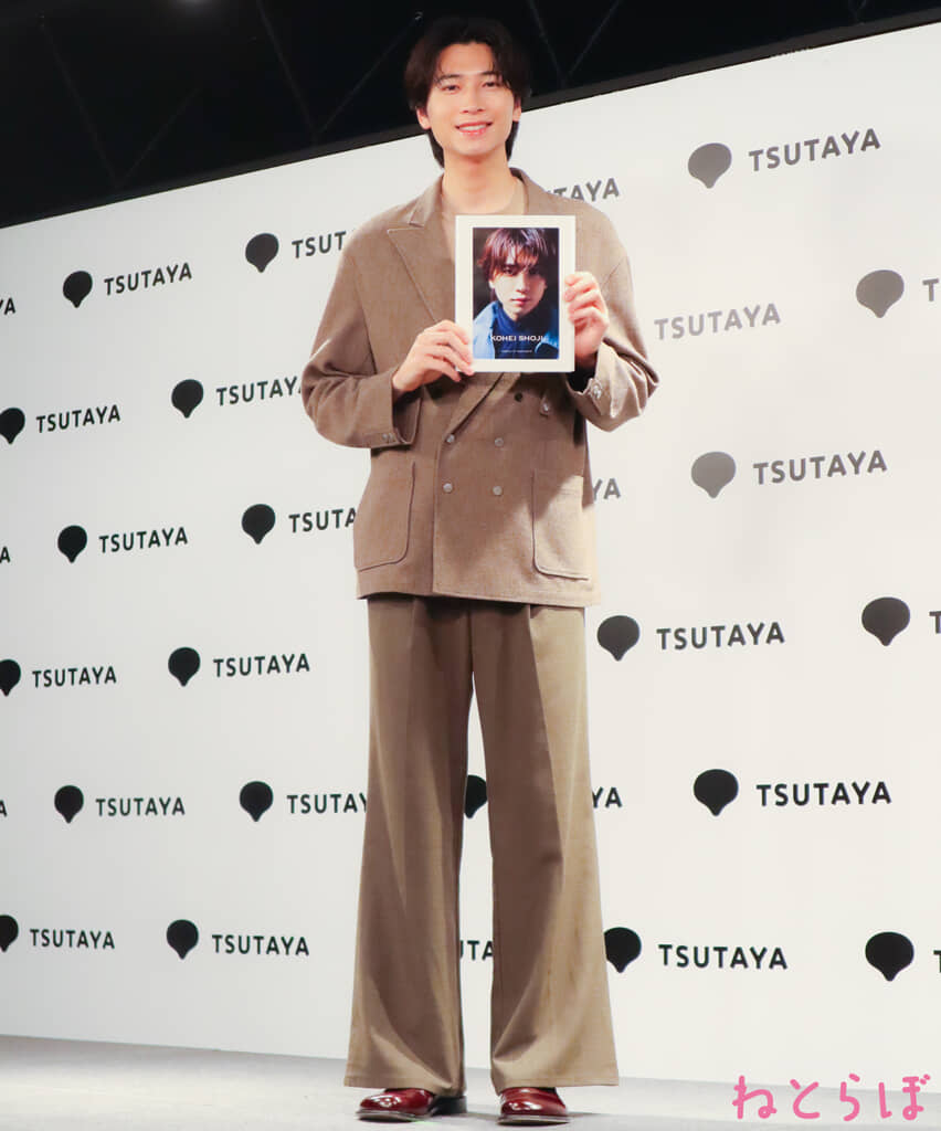 カレンダーを持つ庄司浩平