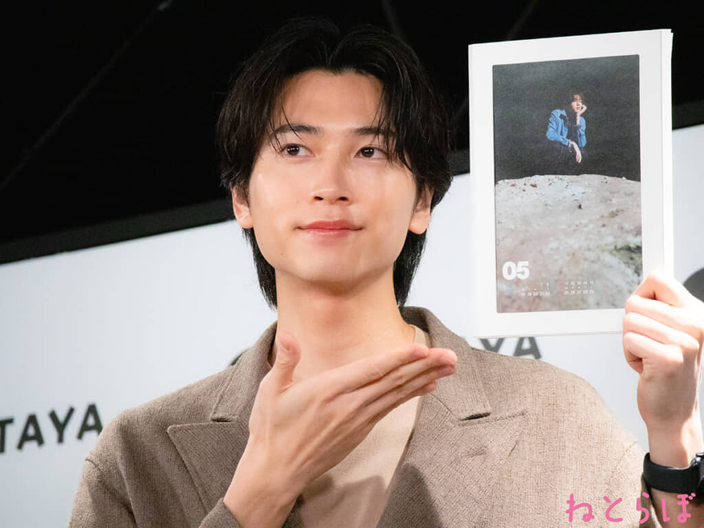 お気に入りのページを持つ庄司浩平（編集部撮影）