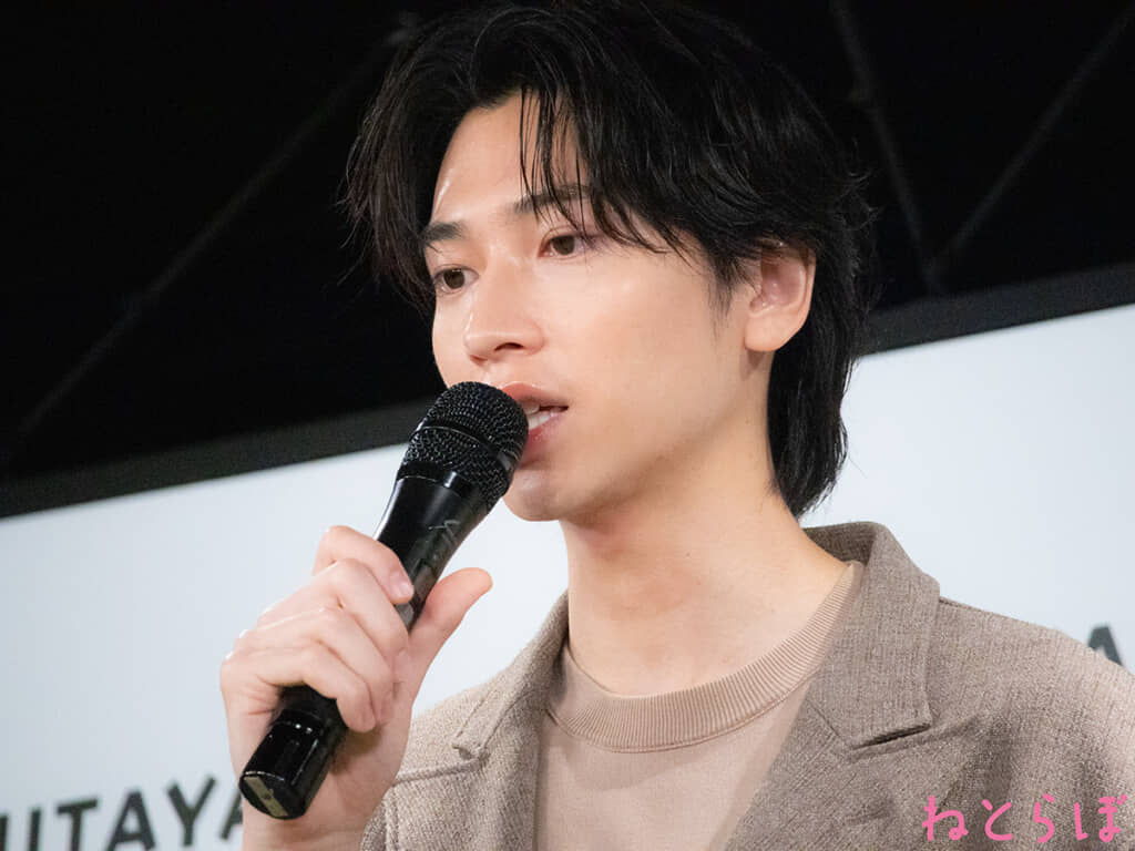 質問に言葉を選びながら丁寧に答える庄司浩平