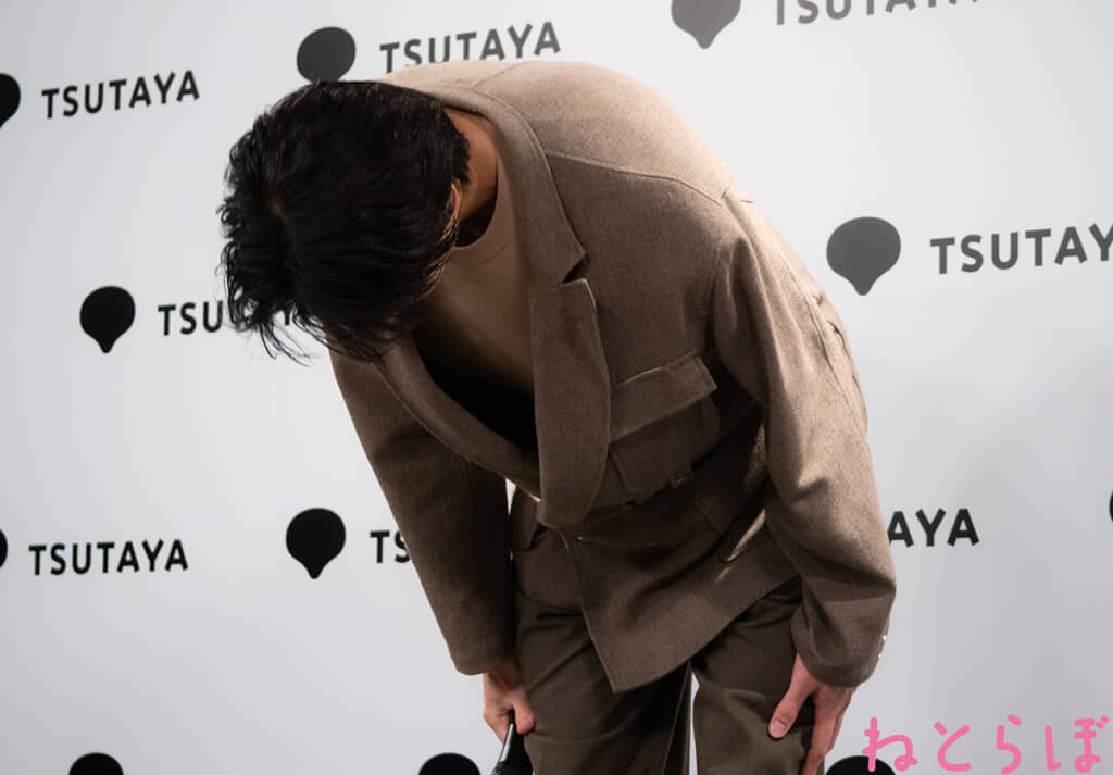 インタビュー後、深々とお辞儀をする庄司浩平（編集部撮影）