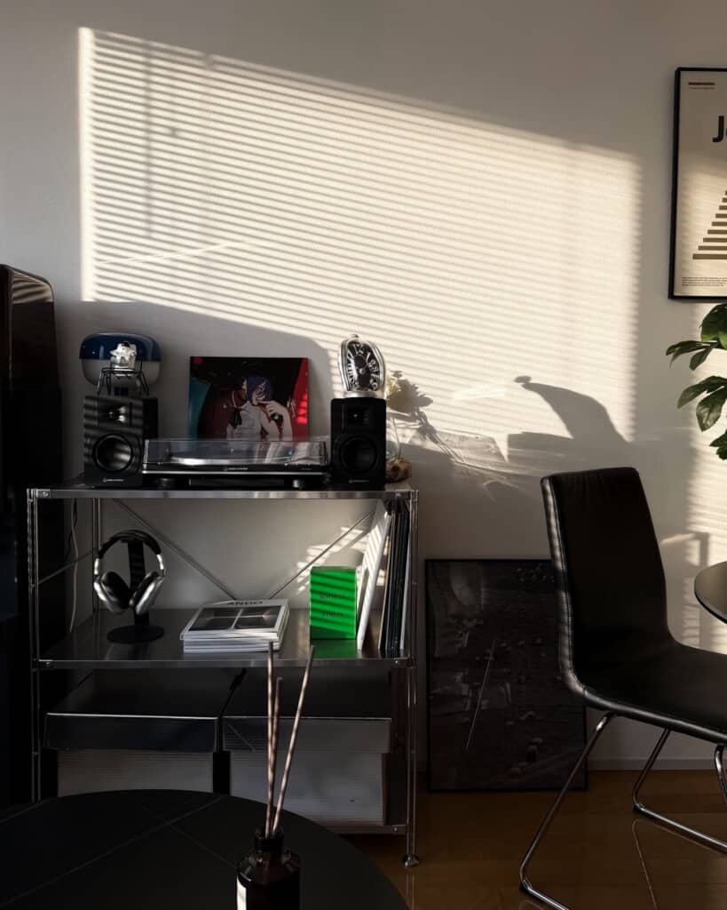 ブラインド影とオーディオ棚のある部屋
