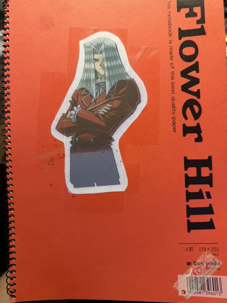赤い表紙にキャラクターシールのノート