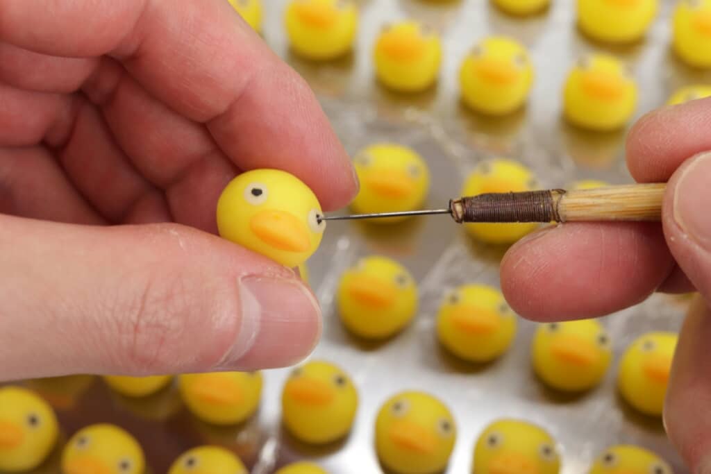 1つ1つ手作りしているヒヨコ